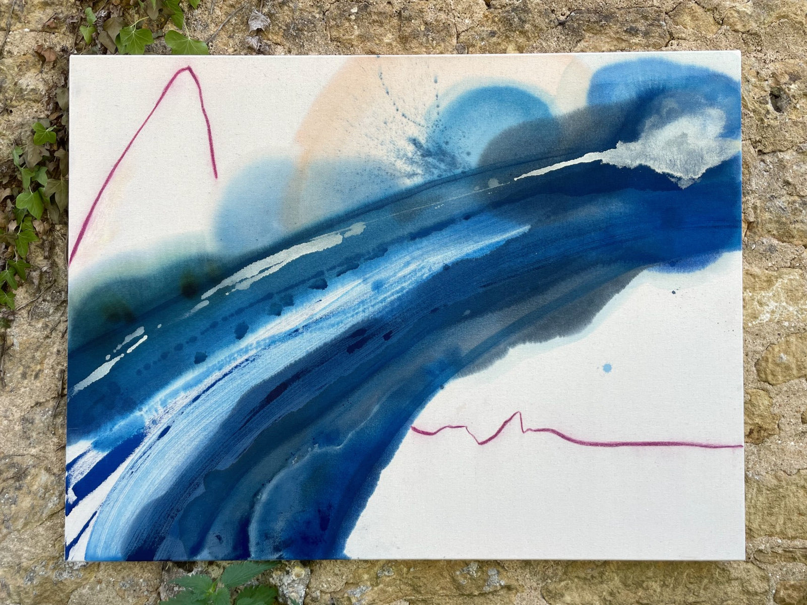 Peinture abstrait bleu sur toile cru inspiré du ressenti du minuit lors du printemps en Dordogne, France. Des grands traits de pinceaux et du movement liquide montent du bas à gauche vers le haut à droit du tableau. Un train magenta de pastel sec contraste le tout pour faire un tableau contemporain à la fois apaisant et dynamique.